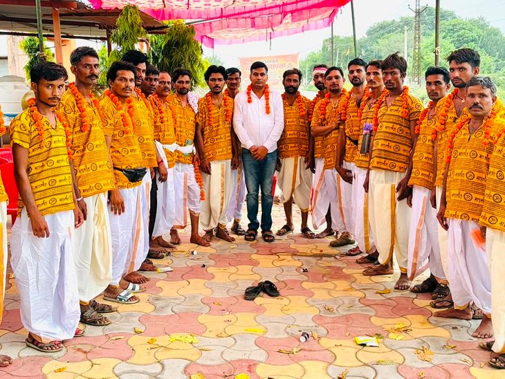 पुष्कर से पवित्र जल लेकर बीजाथल पहुंचे कांवड़िए: ग्रामीणों ने पुष्पवर्षा कर किया स्वागत, ‘हर-हर महादेव’ से ... - Dainik Bhaskar