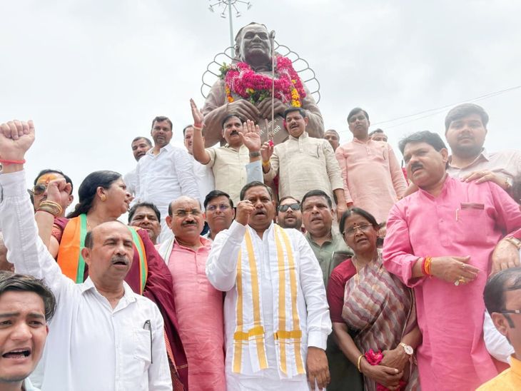 इटावा में पूर्व प्रधानमंत्री अटल बिहारी वाजपेयी की पुण्यतिथि पर भाजपा नेताओं ने अर्पित की श्रद्धांजलि