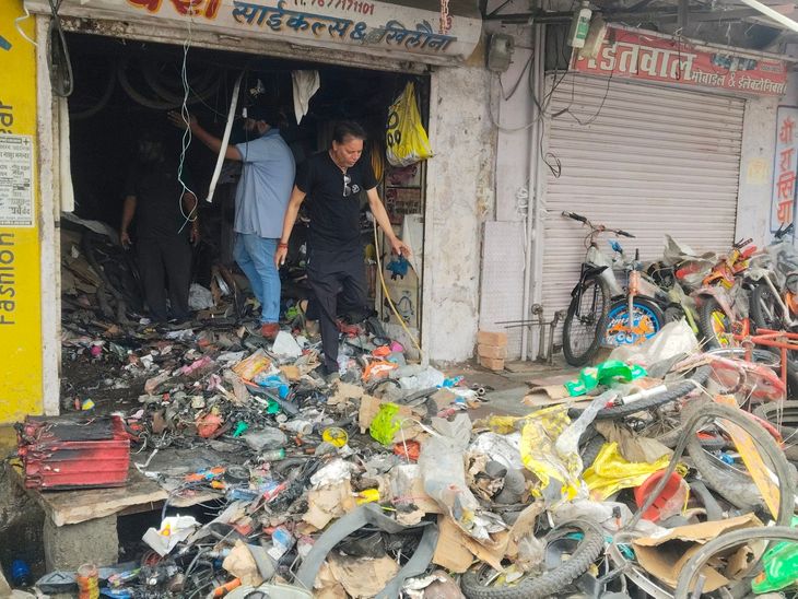 बकानी बस स्टैंड पर साइकिल की दुकान में आग: शॉर्ट सर्किट से 2 लाख का सामान जला, बड़ा हादसा टला - Dainik Bhaskar