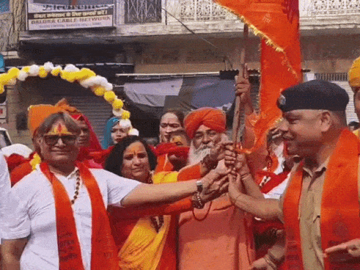 शिव विधायक ने निकाली कावड़ यात्रा: 400 कावड़िएं हुए शामिल, जगह-जगह फूल बरसाकर किया स्वागत - Dainik Bhaskar
