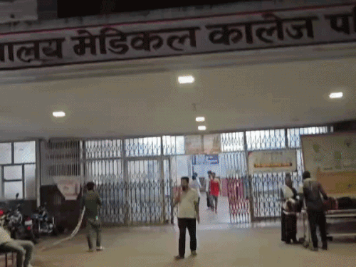 कोटा में मोबाइल गिरवी नहीं रखा तो चाकू मारा: बिल मांगने पर विवाद हुआ, 6-7 युवकों ने हमला किया - Dainik Bhaskar