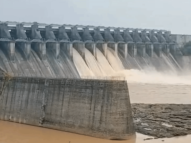 जबलपुर: बरगी बांध का जलस्तर बढ़ने से 9 गेट खोले गए, नर्मदा तटों पर अलर्ट जारी