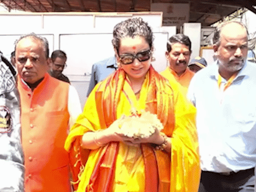 ಕಂಗನಾ ರಣಾವತ್ ಸಿದ್ಧಿವಿನಾಯಕ ಮತ್ತು ಮುಂಬಾ ದೇವಿ ದರ್ಶನಕ್ಕೆ ಆಗಮನ