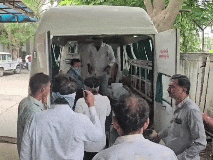 गुजरात-सूरत में रेस्टोरेंट का खाना खाने से बच्ची की मौत:परिवार के 4 सदस्य अस्पताल में भर्ती, रेस्टोरेंट में गंदगी मिली, फूड पॉइजनिंग की आशंका