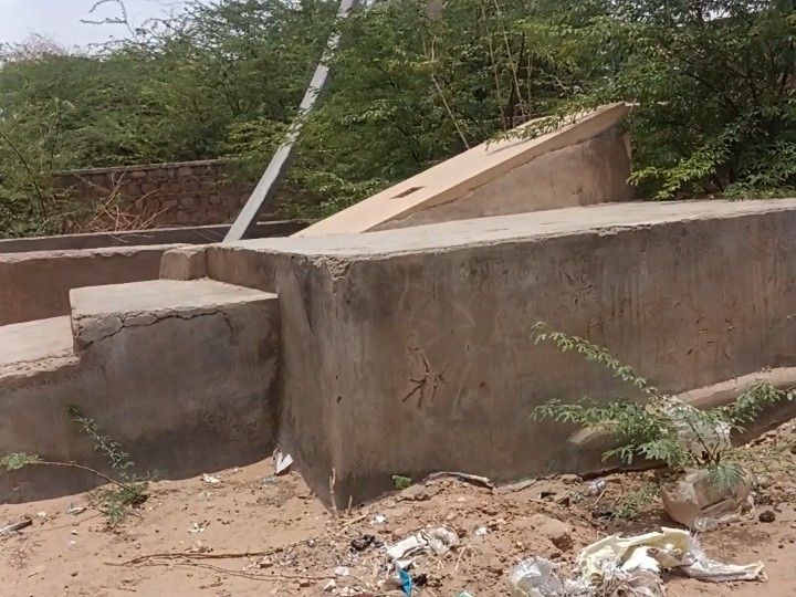 फतेहगढ़ में प्राचीन कुएं जमींदोज हुए: ग्रामीणों की प्यास बुझाने वाले जलस्रोत उपेक्षा के कारण नष्ट - Dainik Bhaskar