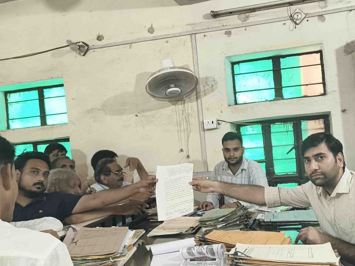 नदबई के करही में सरकारी भूमि पर अतिक्रमण का आरोप: नवयुवक मंडल ने एसडीएम को ज्ञापन सौंपा, कार्रवाई की मांग - Dainik Bhaskar
