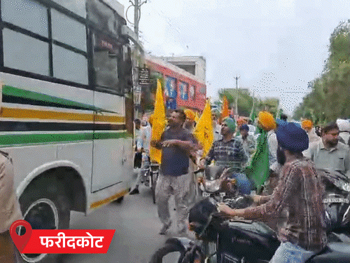 
                 सिखों की रिहाई के लिए 7 घंटे बंद रहा पंजाब:कार सवार को थप्पड़ मारा, पुलिस-प्रदर्शनकारियों में बहस; हाईवे के साथ पिज्जा शॉप-क्लब, शोरूम बंद कराए 
            