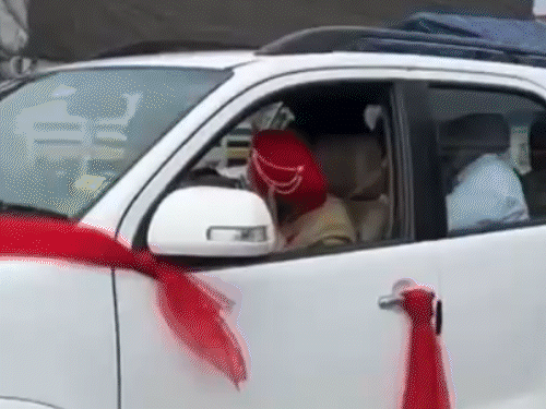 
                 VIDEO में देखें पंजाब बंद:हाईवे पर निहंगों ने घेरे गाड़ी वाले, जालंधर में दूल्हे की गाड़ी रोकी; निहंग सिर पर बंदर लेकर प्रदर्शन में पहुंचा 
            