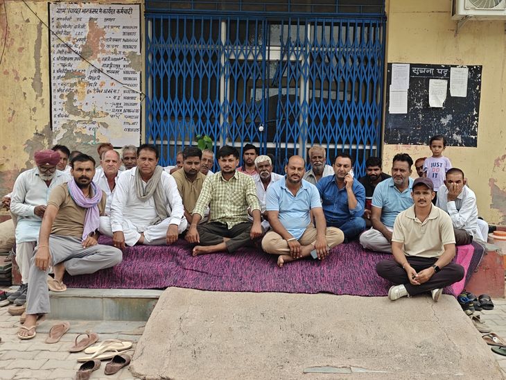 मानकसर पंचायत मुख्यालय पर तालाबंदी: समस्याओं का समाधान न होने पर ग्रामीणो में रोष, धरना शनिवार को भी जारी र... - Dainik Bhaskar