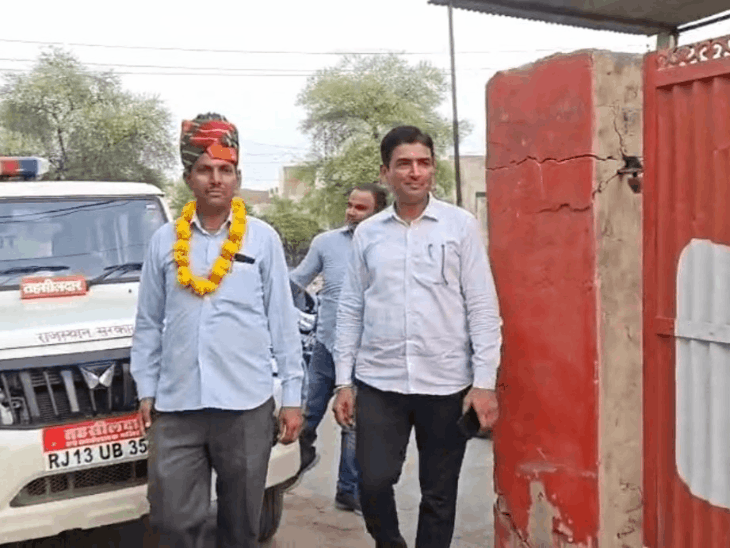 तहसीलदार बने ड्राइवर, होमगार्ड को घर छोड़ा: सेवा पूरी करने पर दो जवान कार्यमुक्त, अधिकारी की पहल की सराहना - Dainik Bhaskar