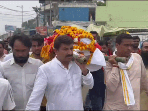 BJP MP Manoj Tiwari's Elder Brother Sadhu Sharan Tiwari Passes Away; Last Rites Performed at Manikarnika Ghat