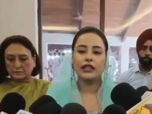
                 पंजाब CM की पत्नी बोलीं- मैं घबराती नहीं:₹5 करोड़ रिश्वत केस पर कहा- आरोप साबित करें; रिटायर्ड जज को मानहानि नोटिस भेज चुकीं 
            
