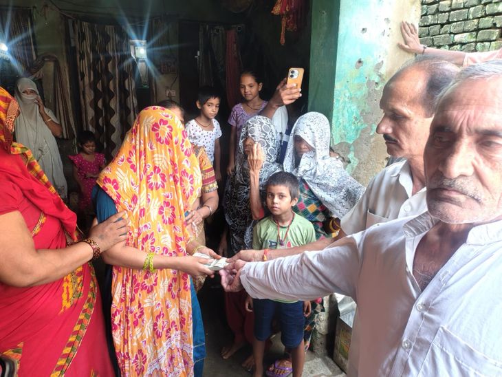 रविंद्र मोरल ने बेसहारा परिवार को दिए 51 हजार रुपए: हापुड़ में पवन प्रजापति की मृत्यु के बाद मिला मदद का आश... - Dainik Bhaskar