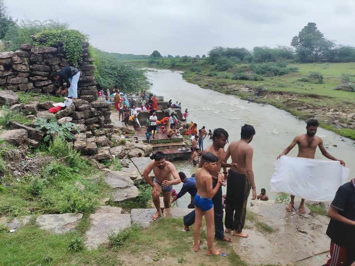 हाड़ी पालेश्वर महादेव मंदिर में उमड़े श्रद्धालु: राजस्थान-मध्य प्रदेश सीमा पर भक्तों ने किया जलाभिषेक, दूध-... - Dainik Bhaskar