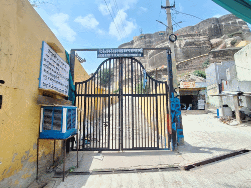 गढ़ बालाजी मंदिर रास्ते पर गेट लगाने का विरोध: मंदिर परिसर में हुई सार्वजनिक बैठक; दो दिन में नहीं हटने पर ... - Dainik Bhaskar