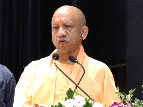 
                 योगी बोले- देश को कोसना राहुल अपना अधिकार समझते हैं:अर्बन नक्सलियों के हाथों देश बर्बाद करना चाहते हैं, मनुस्मृति समझने के लिए अथर्ववेद पढ़ें 
            