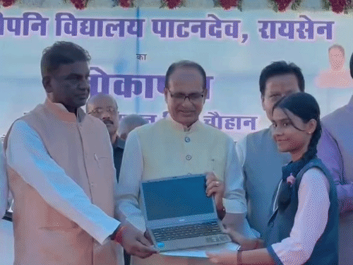 शिवराज सिंह ने रायसेन में मेधावी छात्रों को लैपटॉप उपहार