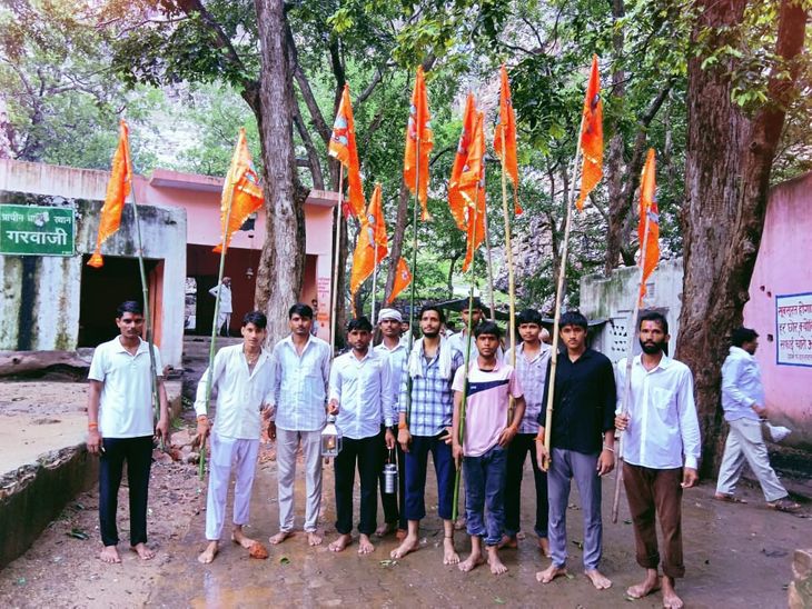 उमरैण के गरवाजी मंदिर से निकली ध्वज यात्रा: विधिवत पूजा-अर्चना के बाद हुआ शुभारंभ, भर्तृहरि बाबा मंदिर में ... - Dainik Bhaskar