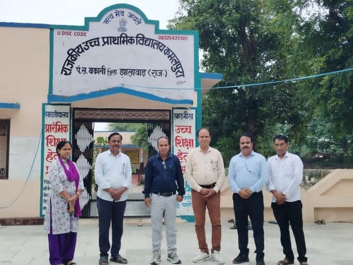 बकानी CBEO ने कमलपुरा स्कूल का निरीक्षण किया: पोषाहार और उपस्थिति रजिस्टर का किया मिलान - Dainik Bhaskar