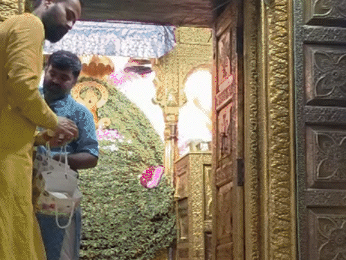 অভিনেতা গোবিন্দের স্ত্রী সুনিতা আহুজা কালে হনুমানজি মন্দিরে পৌঁছেছেন: আরতিতে অংশ নিয়েছিলেন এবং কালো সুতো বেঁধেছিলেন, পরিবারের মঙ্গলের জন্য ধর্মীয় তীর্থযাত্রা করছেন – জয়পুর নিউজ