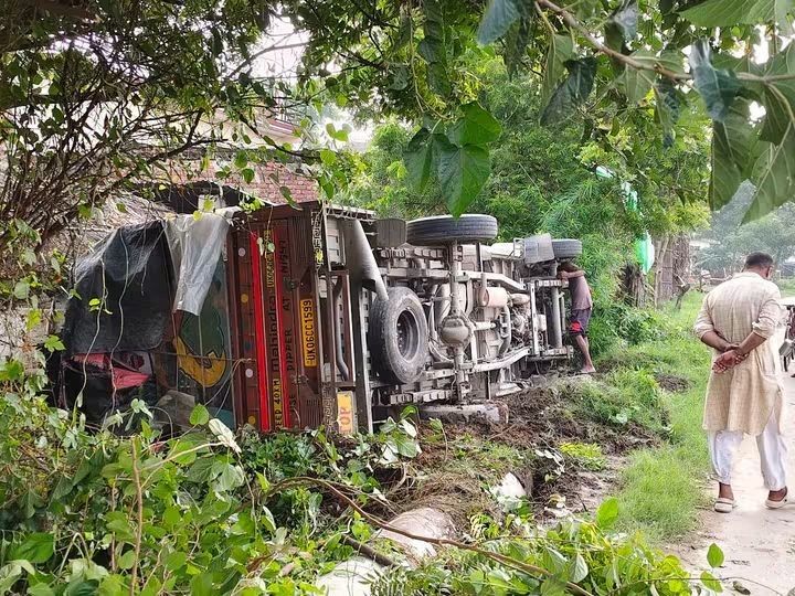 Basti Ram-Janki Marg Accident | Apple Truck Overturns, Driver Safe