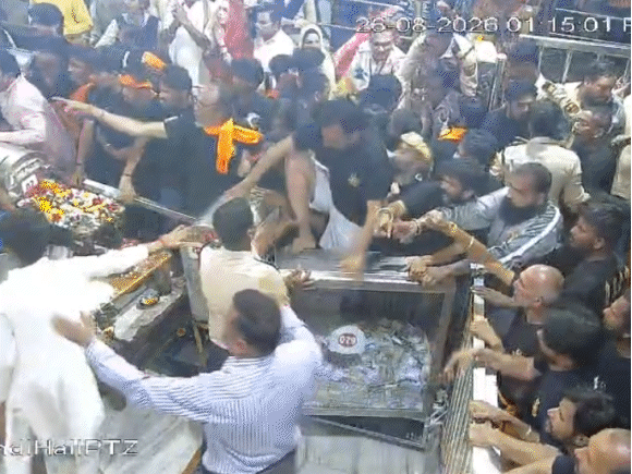 महाकाल मंदिर में कांवड़ियों ने दानपेटियां तोड़ीं, VIDEO:बैरिकेडिंग तोड़कर दानपेटियों पर चढ़े, 3 सुरक्षाकर्मी घायल; नंदी हॉल में जाने से रोका था