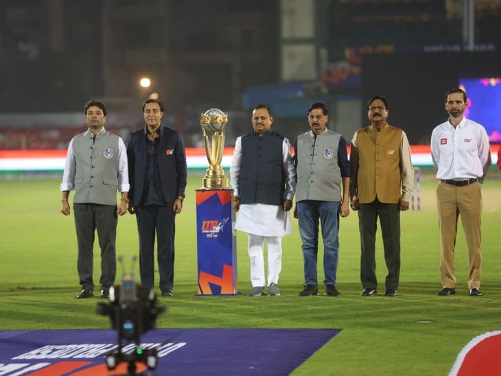 ग्रीनपार्क में UP T-20 लीग के नॉकआउट मुकाबले शुरू:  नोएडा ने काशी से टॉस जीता, पहले गेंदबाजी का फैसला; सांसद ने बेल बजाकर शुरू कराया - Kanpur News