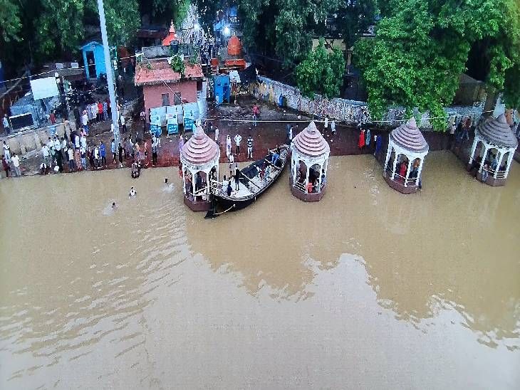 पटना में गंगा का जलस्तर घटा लेकिन गांधी घाट पर स्थिति अभी भी गंभीर