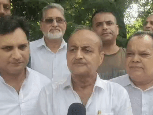 जालंधर: बेअंत सिंह के शहीदी दिवस पर नगर निगम की लापरवाही, कांग्रेस कार्यकर्ताओं ने पैरों में चढ़ाए हार