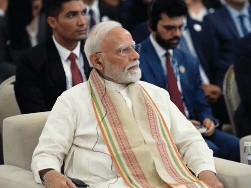 उज्बेकिस्तान में मोदी ने छात्रों से बात की:स्टूडेंट्स ने पीएम की कविताओं को हिंदी में सुनाया; मोदी बोले- भावनाएं बिल्कुल मेरे दिल जैसी थीं