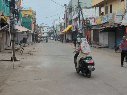 भोपाल में सीलिंग की कार्रवाई का विरोध:   डी-मार्ट और शराब दुकानें भी नहीं खुलीं; व्यापारियों ने अर्थी निकाली