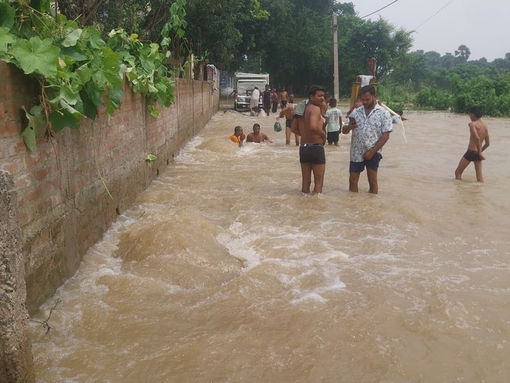 बड़हिया में गंगा का रौद्र रूप: जलस्तर बढ़ने से निचले इलाकों में घुसा पानी, जनजीवन अस्त-व्यस्त