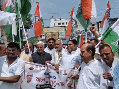 औरंगाबाद में कांग्रेस का जोरदार प्रदर्शन: राहुल गांधी पर FIR और खड़गे से भेदभाव को लेकर पीएम मोदी का पुतला फूंका