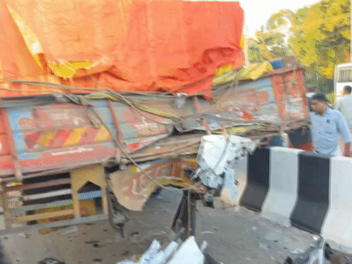 केरलम में लॉरी से टकराई कार, 8 की मौत:मृतकों में तमिलनाडु के इंजीनियरिंग कॉलेज के स्टूडेंट्स; गाड़ी काटकर निकाले गए शव