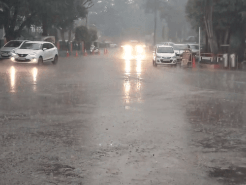 मेरठ में भारी बारिश से मौसम हुआ सुहावना, जलभराव के कारण हस्तिनापुर में मकान गिरा