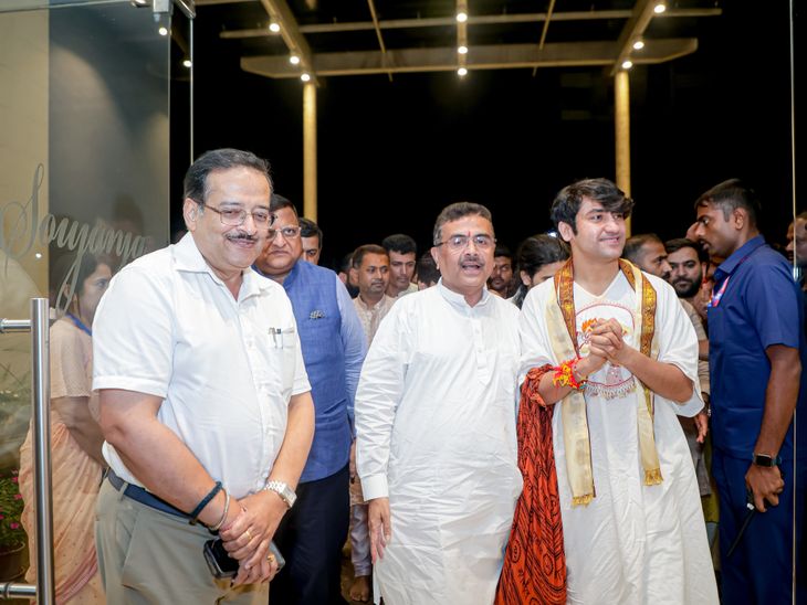 मंत्री ने पर्ची मांगी, पंडित बोले-CM हाउस में लगेगा दरबार:बंगाल के सीएम ने धीरेंद्र शास्त्री का किया स्वागत; मंत्रियों-विधायकों को बागेश्वर धाम बुलाया