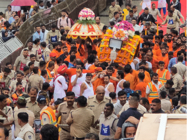 
                 भादौ की दूसरी सवारी में 6 घंटे दर्शन देंगे महाकाल:15 किलो की ड्रेस-आभूषण पहनकर चलेगी 'राजसी' टोली; ड्रोन से बरसेंगे 50 क्विंटल फूल 
            