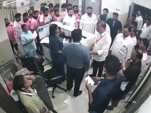 Palghar Hospital Assault | Shiv Sena Leader Slaps Staff Over Bill Dispute