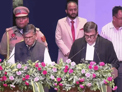 
                 पंजाब-हरियाणा हाईकोर्ट के 37वें चीफ जस्टिस बने एके मिश्रा:AAP सरकार के विरोध के बीच ली शपथ; CM भगवंत मान नहीं आए 
            
