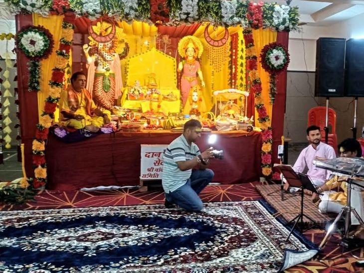 अग्रवाल महिला समिति ने मनाई भगवान श्रीकृष्ण की छठी: भजनों और झांकियों से गूंजा माहौल, बड़ी संख्या में महिलाएं हुईं शामिल