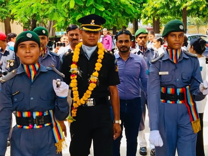 आगरा कॉलेज का छात्र भारतीय सेना में बना लेफ्टिनेंट: प्रधानाचार्य ने किया सम्मान, एनसीसी एयर विंग के कैडेट रह चुके हैं विपुल