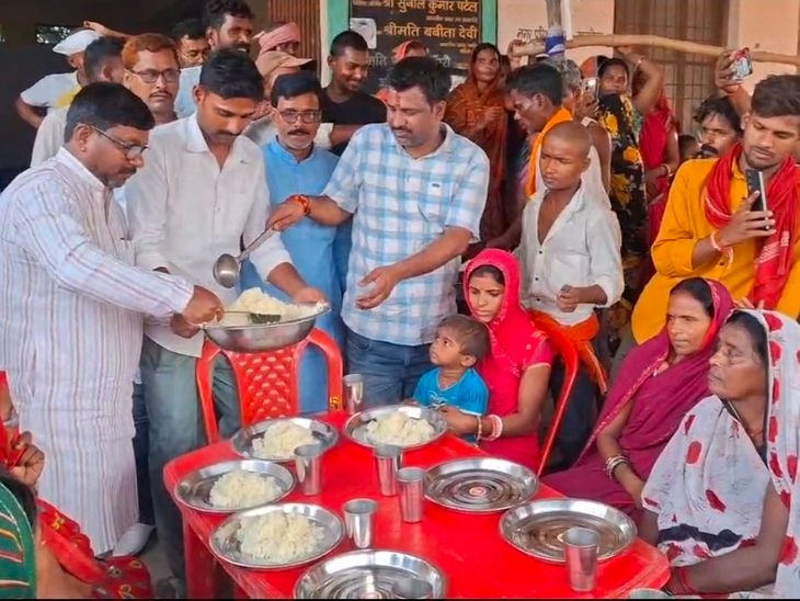 खगड़िया में बाढ़ पीड़ितों के लिए राहत कार्य तेज: वार्ड 31 में सामुदायिक किचेन शुरू, विधायक ने बांटे पॉलीथिन शीट