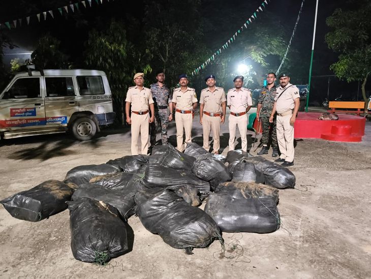 लखनदेई नदी से 990 लीटर नेपाली शराब मिली: सीतामढ़ी में 22 बोरियों में प्लास्टिक से लपेटकर छिपाई थी खेप; पानी का फायदा उठाकर तस्कर फरार