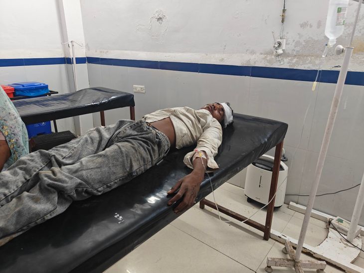 बामनिया में बाइक की टक्कर से ड्राइवर की मौत: करवड़ रोड पर घर से बाहर निकलते समय हादसा; बाइक चालक गंभीर