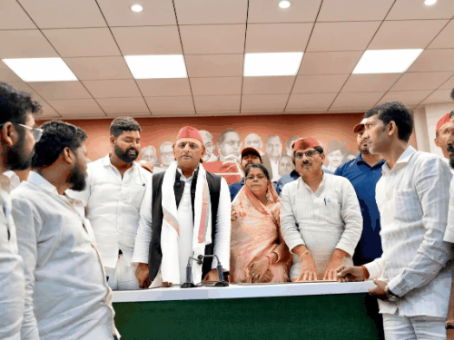 गोरखपुर में भाजपा नेता की पत्नी सपा में शामिल: पति की 5 महीने पहले हत्या कर दी गई थी, बोली- अभी तक नहीं मिला न्याय