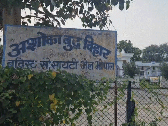 
                 मठ के पते पर 40 फर्जी पासपोर्ट,बांग्लादेशियों को भारतीय-पहचान दिलाई:भोपाल के पते पर बनाए गए पासपोर्ट, गैंग ने आधार-पैन भी बनवाए 
            