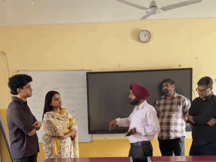 
                 CJP टीम पंजाब पहुंची, 2 टॉप स्कूल देखे:गर्ल्स टॉयलेट बिना दरवाजे के मिले; दीपके बोले- BJP शासित राज्य में जाते तो गुंडे पीछे पड़ जाते हैं 
            