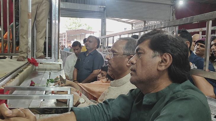यूपी के पूर्व डिप्टी सीएम और अंडमान निकोबार के एलजी डॉ. दिनेश शर्मा ने किए खाटूधाम के दर्शन