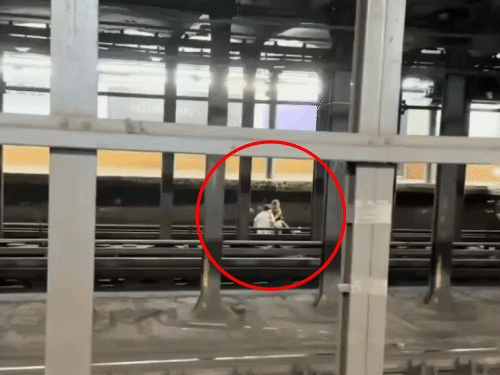 न्यूयॉर्क में भारतीय मूल की महिला ट्रेन से कटी:पटरी पर साथ बैठे नेपाली दोस्त की भी मौत; ड्राइवर बोला- महिला हंस रही थी