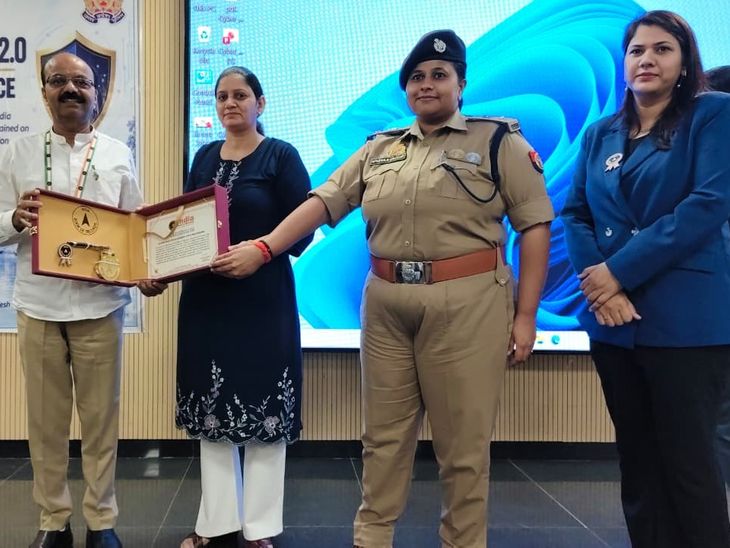 Mirzapur Police Cyber Training Record | SP Aparna Kaushik Awarded